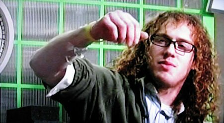 OmniTomato's frozen hand busting myths about redheads and pain tolerance.